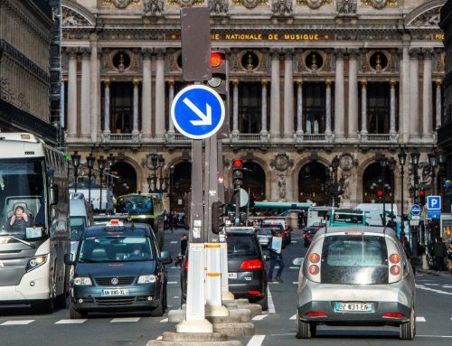 Pubblicità delle auto, la Francia impone di inserire messaggi contro l’inquinamento
